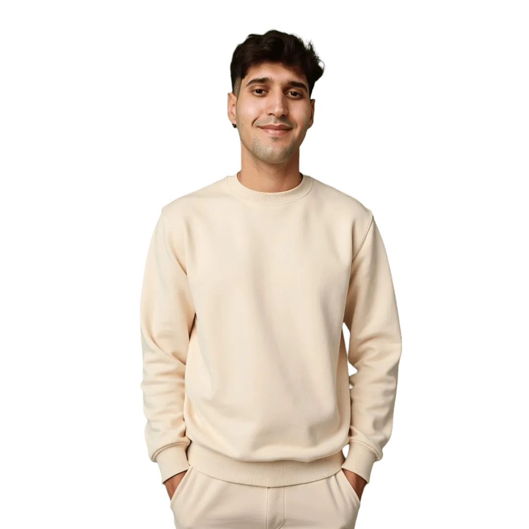 Héctor de pie con una sudadera blanca